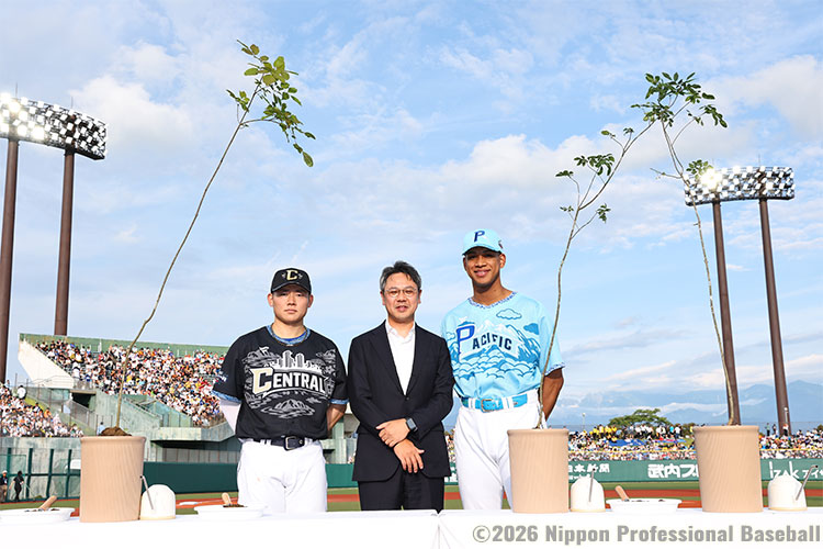 村松開人(中日)、万波中正(日本ハム)が参加してアオダモ植樹セレモニーが行われた