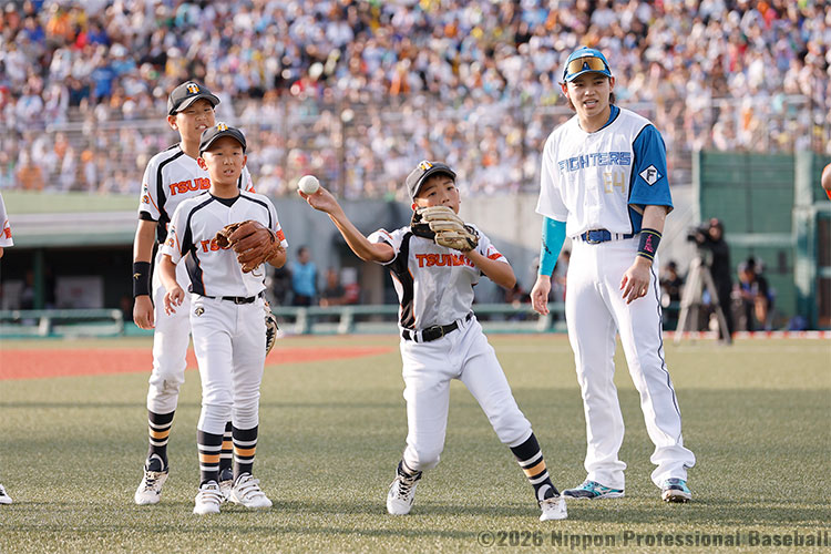 試合開始前のイベントとしてキャッチボールクラシックが行われ、田宮裕涼(日本ハム)も参加