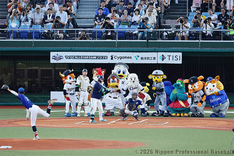 始球式は氷見市立北部中学校野球部の山﨑幹太さんと新保翔大さん