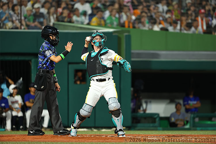 3回表、捕手を務める栗原陵矢(ソフトバンク)。髙橋光成(西武)とのバッテリーは高校日本代表以来12年ぶりに実現