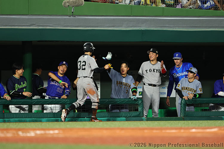 3回表1死三塁、長岡秀樹(ヤクルト)の打球で浦田俊輔(巨人)生還し、セ・リーグが先制