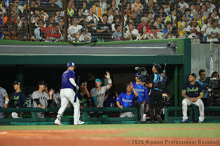 細川成也(中日)とタッチを交わすセ・リーグナイン