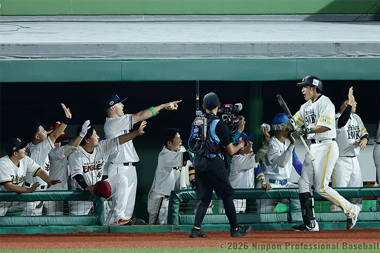 柳田悠岐(ソフトバンク)を笑顔で迎えるパ・リーグベンチ