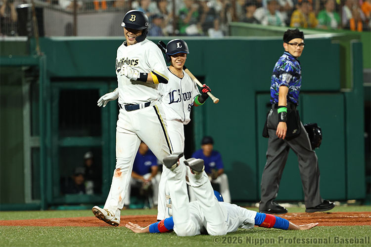 4回裏無死一、三塁、三塁走者の若月健矢(オリックス)がホームスチールを決め、パ・リーグが1点を追加
