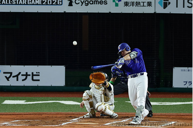 6回表1死一塁、細川成也(中日)が本日2本目となるバックスクリーンへ2ランホームランを放ち、セ・リーグが逆転