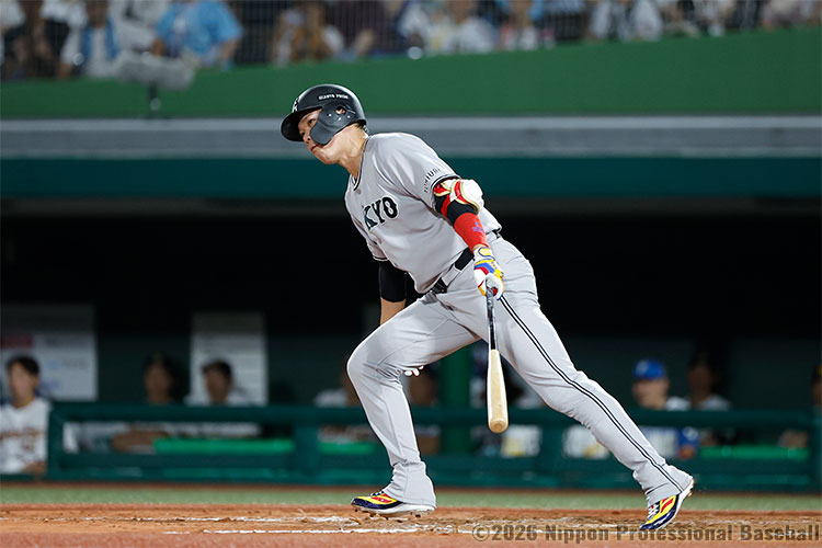 9回表、代打の坂本勇人がレフト前ヒットを放ち、チャンスを作る