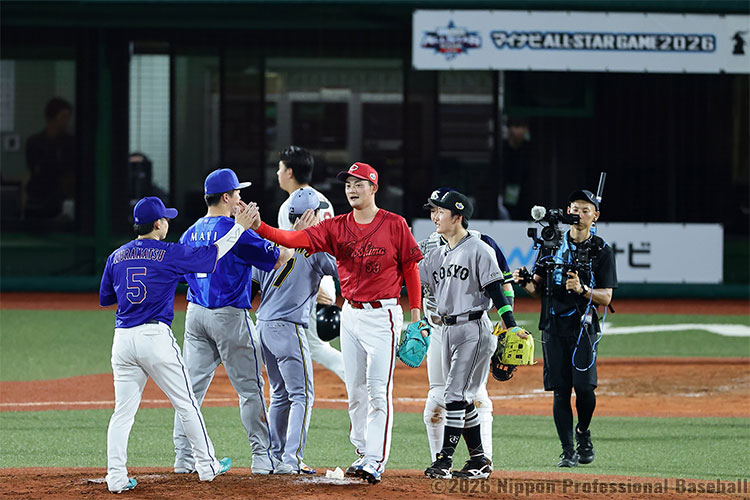 8-7でパ・リーグを下し、勝利のタッチを交わすセ・リーグナイン