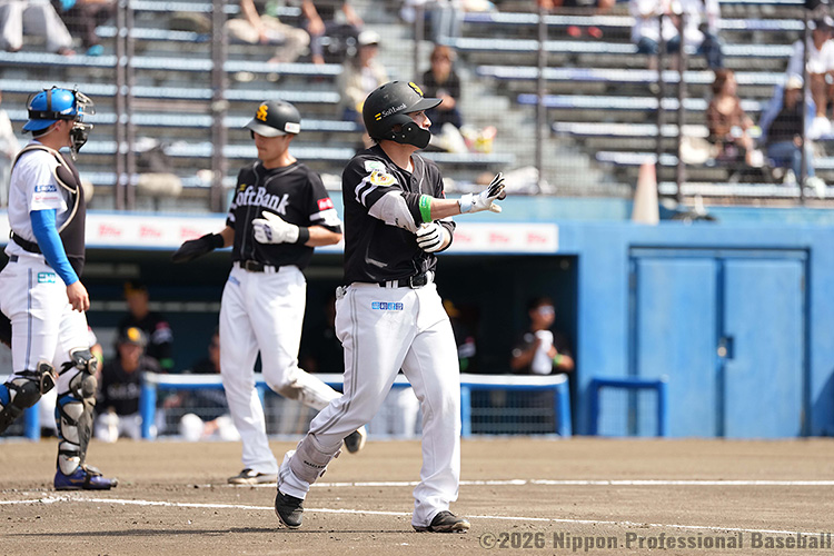 2回表2死満塁から、笹川吉康と大泉周也が押し出しフォアボールを選び、ソフトバンクが2点を先制