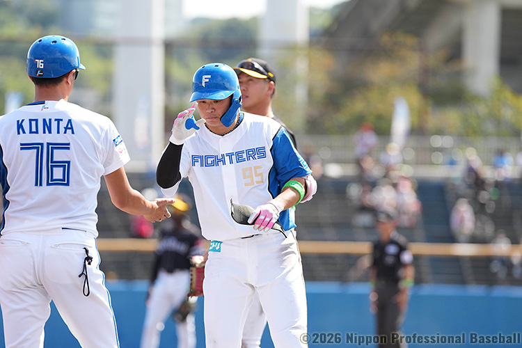塁上でタッチを交わす常谷拓輝