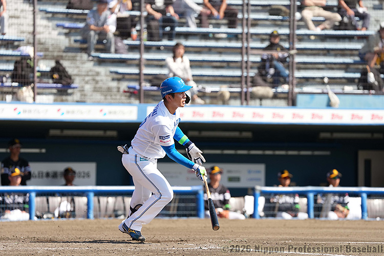 3回裏1死一、二塁、宮崎一樹がライト前タイムリーヒットを放ち、日本ハムが同点に追いつく