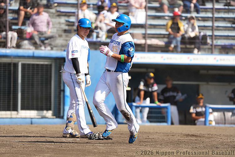 4回裏1死三塁、ワイルドピッチの間に常谷拓輝が生還し、日本ハムが勝ち越す