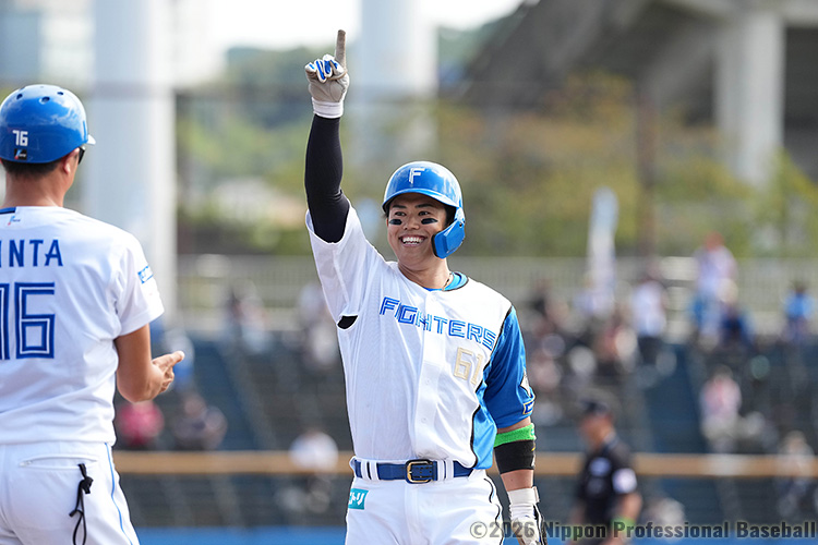 5回裏無死一、二塁、今川優馬がレフト前タイムリーヒットを放ち、日本ハムが1点を追加