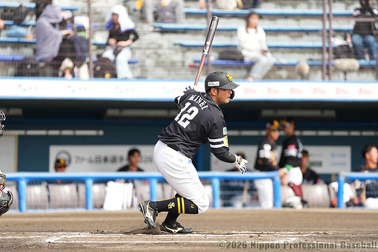 6回表1死一、二塁、嶺井博希の打球が相手のミスを誘い、ソフトバンクが1点を返す