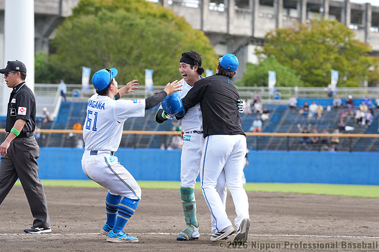 サヨナラ勝利で喜ぶ淺間大基