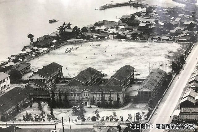 1958年の尾道商業全景。中央の校庭でプロ野球が行われた