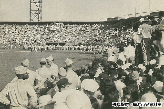 進駐軍の兵士が多くつめかけた女子野球大会(1947年8月撮影)