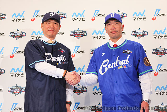 両監督が健闘を誓いがっちりと握手