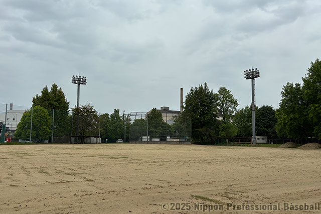かつて沢村栄治もプレーした球場は、地元の野球愛好家たちのグラウンドになっている