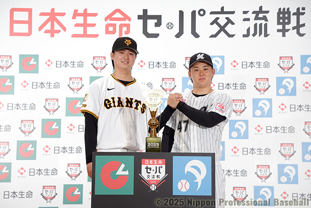 優勝トロフィーの前で健闘を誓う田中瑛斗選手(読売)、鈴木昭汰選手(千葉ロッテ)