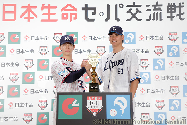 優勝トロフィーの前で健闘を誓う内山壮真選手(東京ヤクルト)、西川愛也選手(埼玉西武)