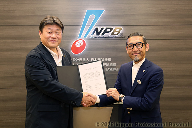 NPB・中村勝彦事務局長(左)とJICA青年海外協力隊・大塚卓哉事務局長(右)