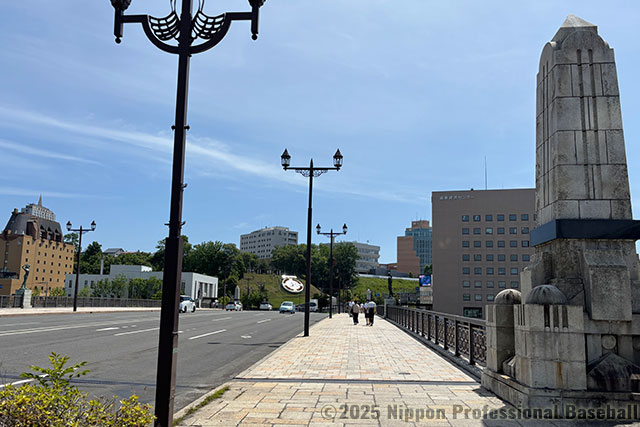 観光スポットとしても知られる幣舞(ぬさまい)橋。橋を渡り坂を上った所に球場はある