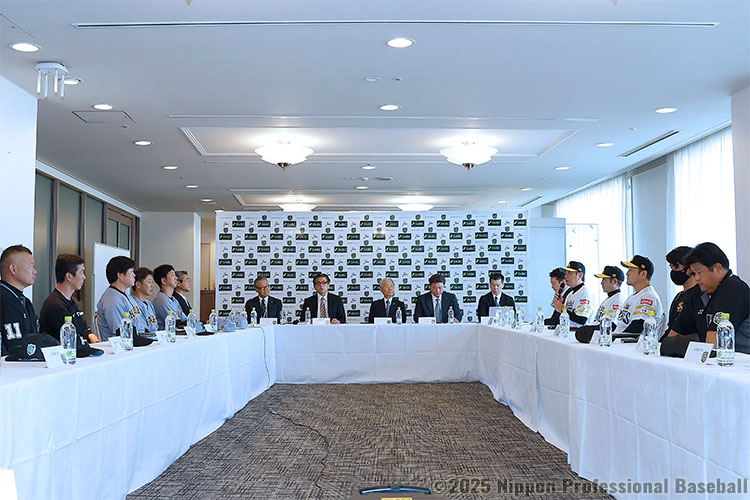 シリーズ前日の監督会議が行われた