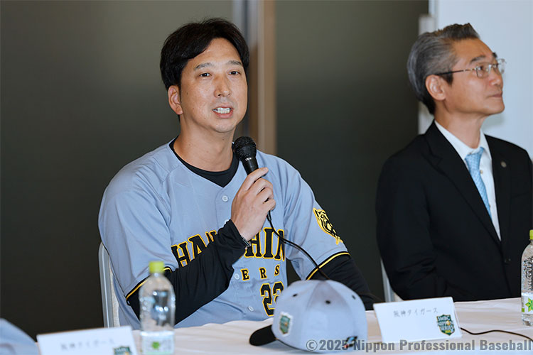監督会議に臨む藤川球児監督(阪神)