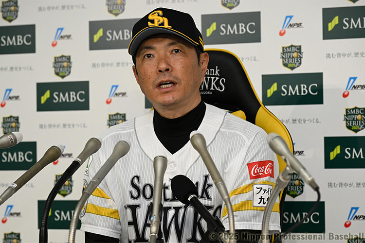 記者会見を行う小久保裕紀監督(ソフトバンク)