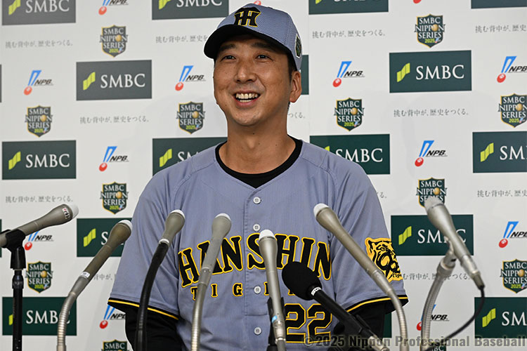 記者会見を行う藤川球児監督(阪神)