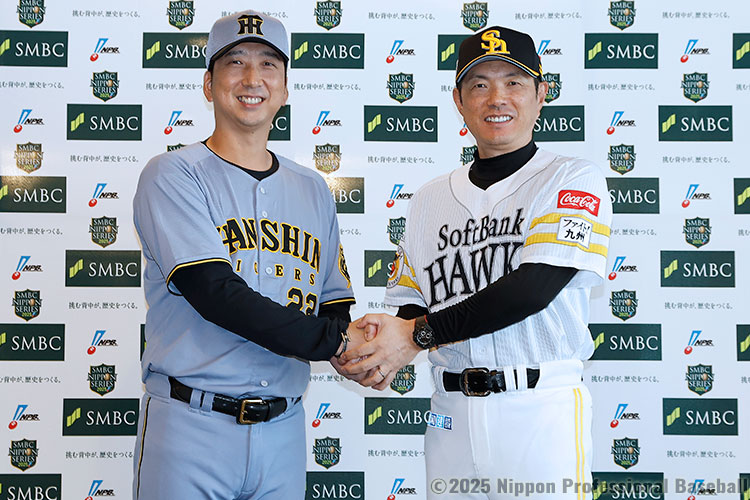 握手を交わす藤川球児監督と小久保裕紀監督