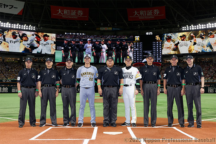 藤川球児監督、小久保裕紀監督と審判団