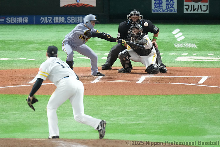 6回表無死二塁、中野拓夢が三塁線に絶妙なバントヒットで、さらにチャンス拡大