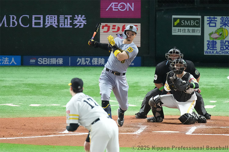 6回表1死三塁、佐藤輝明が右中間タイムリーツーベースを放ち、阪神が1点を勝ち越す