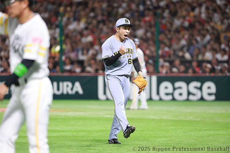 阪神は8回裏2死二塁から3番手・石井大智が登板、野村勇を打ち取りガッツポーズを見せる