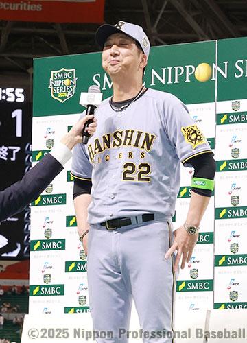 勝利監督インタビューを受ける藤川球児監督