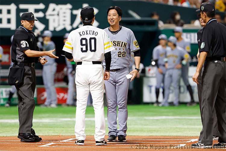 試合開始前のメンバー表交換で握手を交わす小久保裕紀監督と藤川球児監督