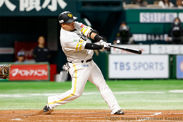 1回裏2死一、二塁、山川穂高が右中間にタイムリーツーベースを放ち、ソフトバンクが2点を勝ち越す