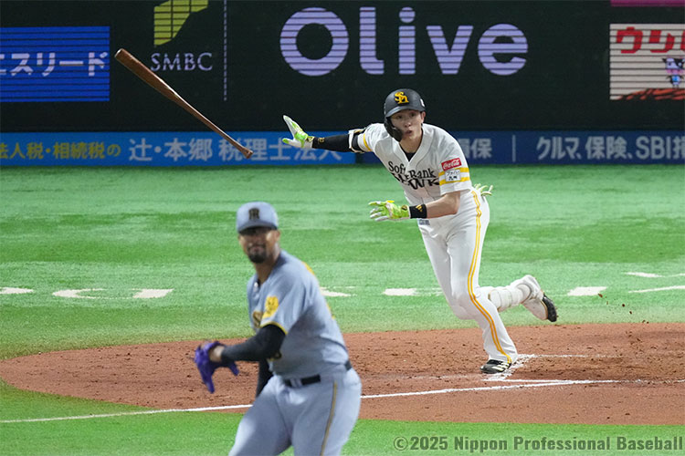 2回裏2死二塁、周東佑京が左中間にタイムリースリーベースを放ち、ソフトバンクが1点を追加