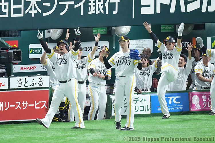 ホームランを放ち「どすこい」ポーズを決める山川穂高