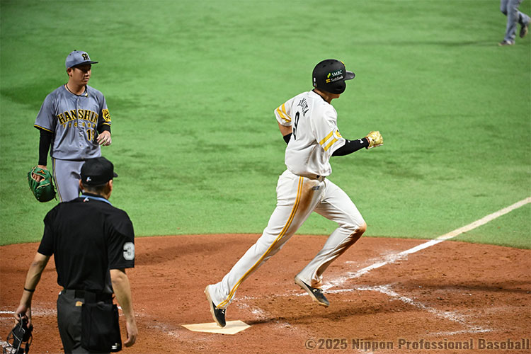 5回裏2死一、三塁、阪神のバッテリーエラーでソフトバンクが1点を追加