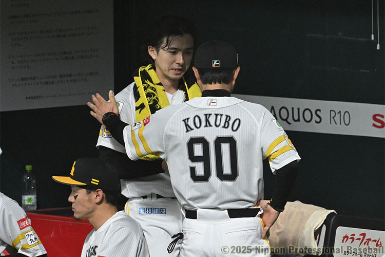 6回5安打1失点と好投した上沢直之をねぎらう小久保裕紀監督