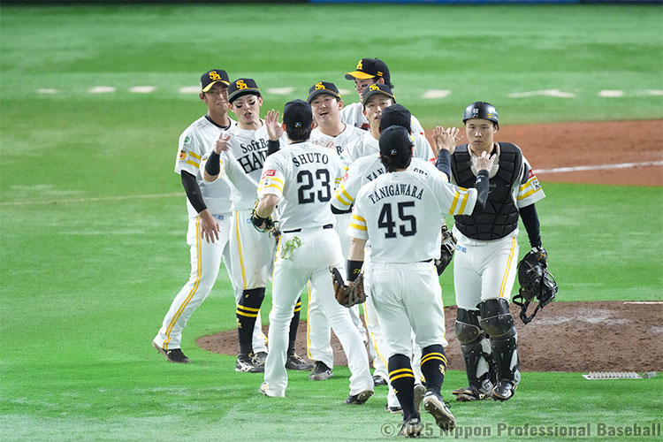 第2戦を勝利し、タッチを交わすソフトバンクナイン