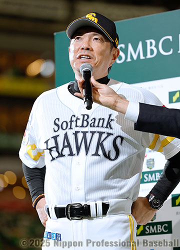 勝利監督インタビューを受ける小久保裕紀監督