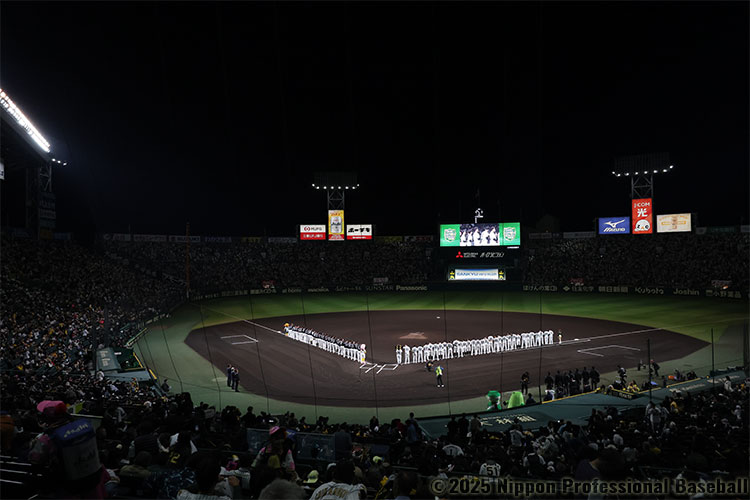 開会セレモニーで両チームが整列