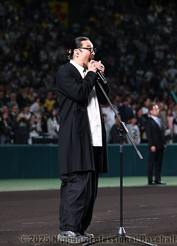 国歌独唱はミュージシャンの若旦那(新羅慎二)さん