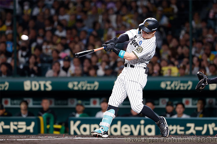 1回裏2死一塁、佐藤輝明がライトオーバーのタイムリーツーベースを放ち、阪神が1点を先制