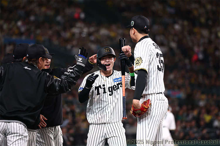 生還した中野拓夢を笑顔で出迎える阪神ベンチ