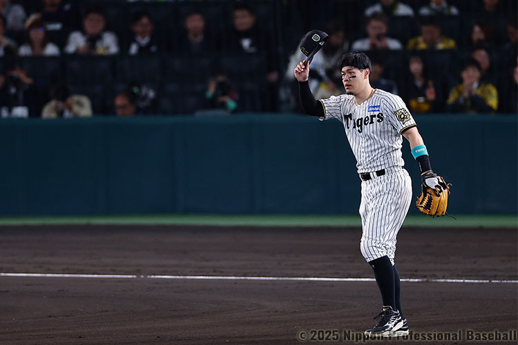 ファンの声援に応える佐藤輝明