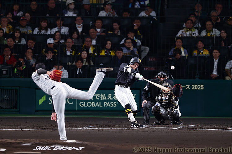 3回表、牧原大成が左中間ツーベースを放ち、ソフトバンクがチャンスをつくる